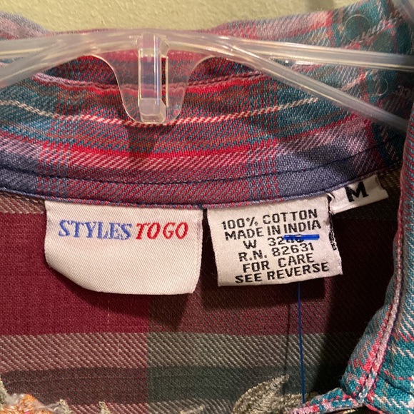 Style to go colorful floral embroidered button down shirt size medium - Picture 2 of 6